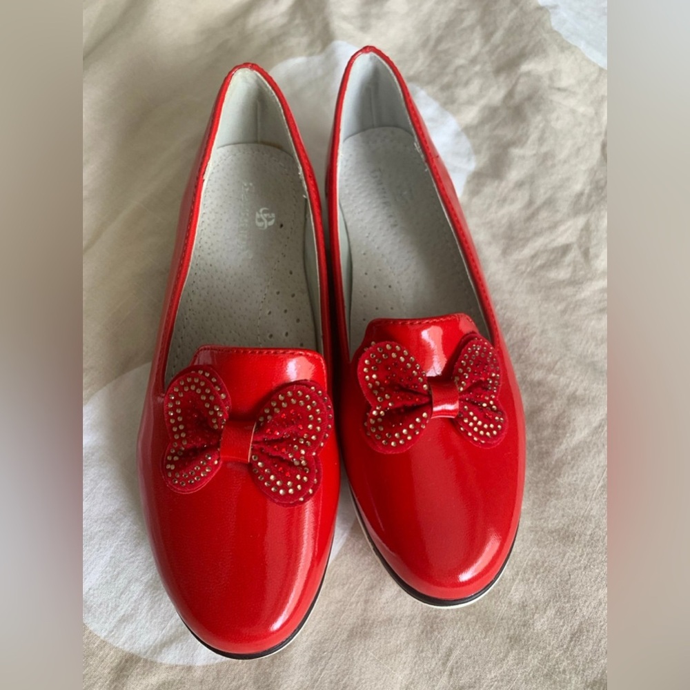 Girls elegant red shoes size 31 (12-12.5)